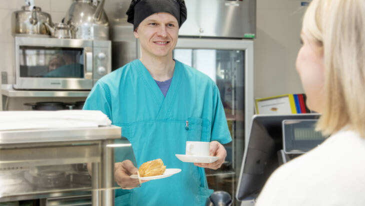 Ravintola-kahvila Silmun työntekijä kassalla