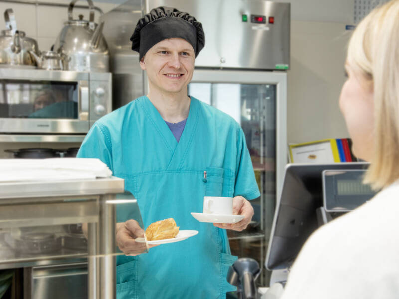 Ravintola-kahvila Silmun työntekijä kassalla